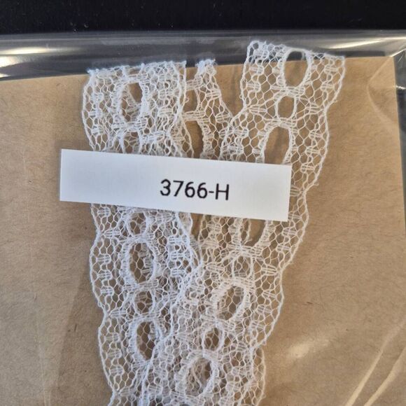 Lace, Vintage White 5/8" wide x 18" - Picture 3 of 3